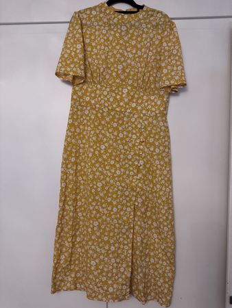 Blumenkleid mit Knopfdetails