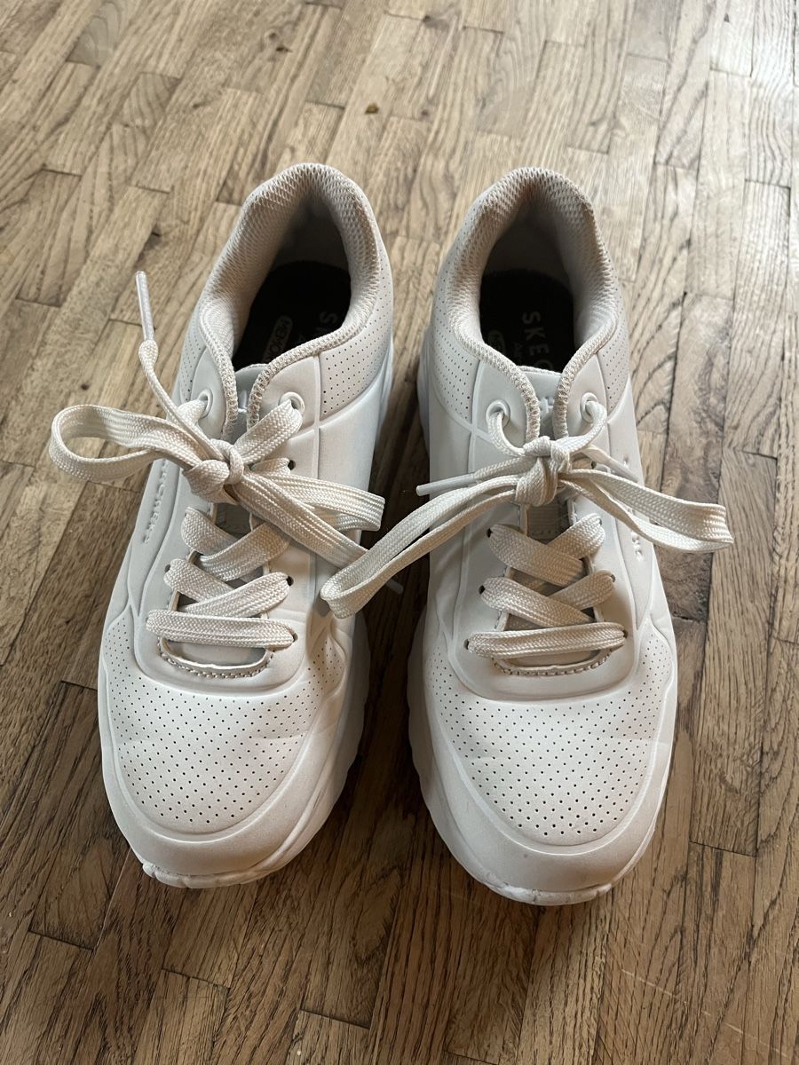 Skechers Schuhe für Jungen: Hallen-Turnschuhe – Neu (gemäss Beschreibung) aus Bern von Melaanie