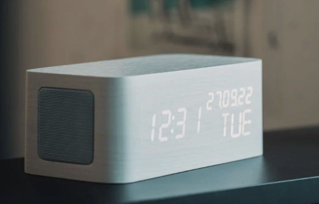 Avenwood Sveglie: Avenwood 032 Wecker mit Wireless Charging & Bluetooth – Usato da Zürich venduto da Dise