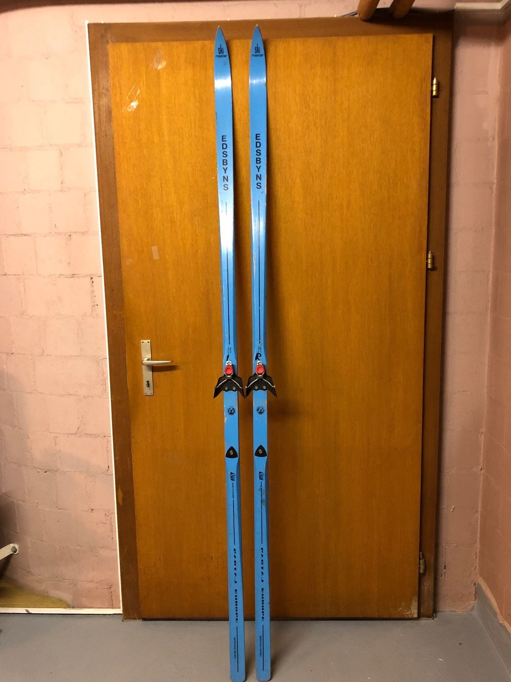 Skis: Langlauf Skier alt als Deko – D'occasion à Grenchen par nethy