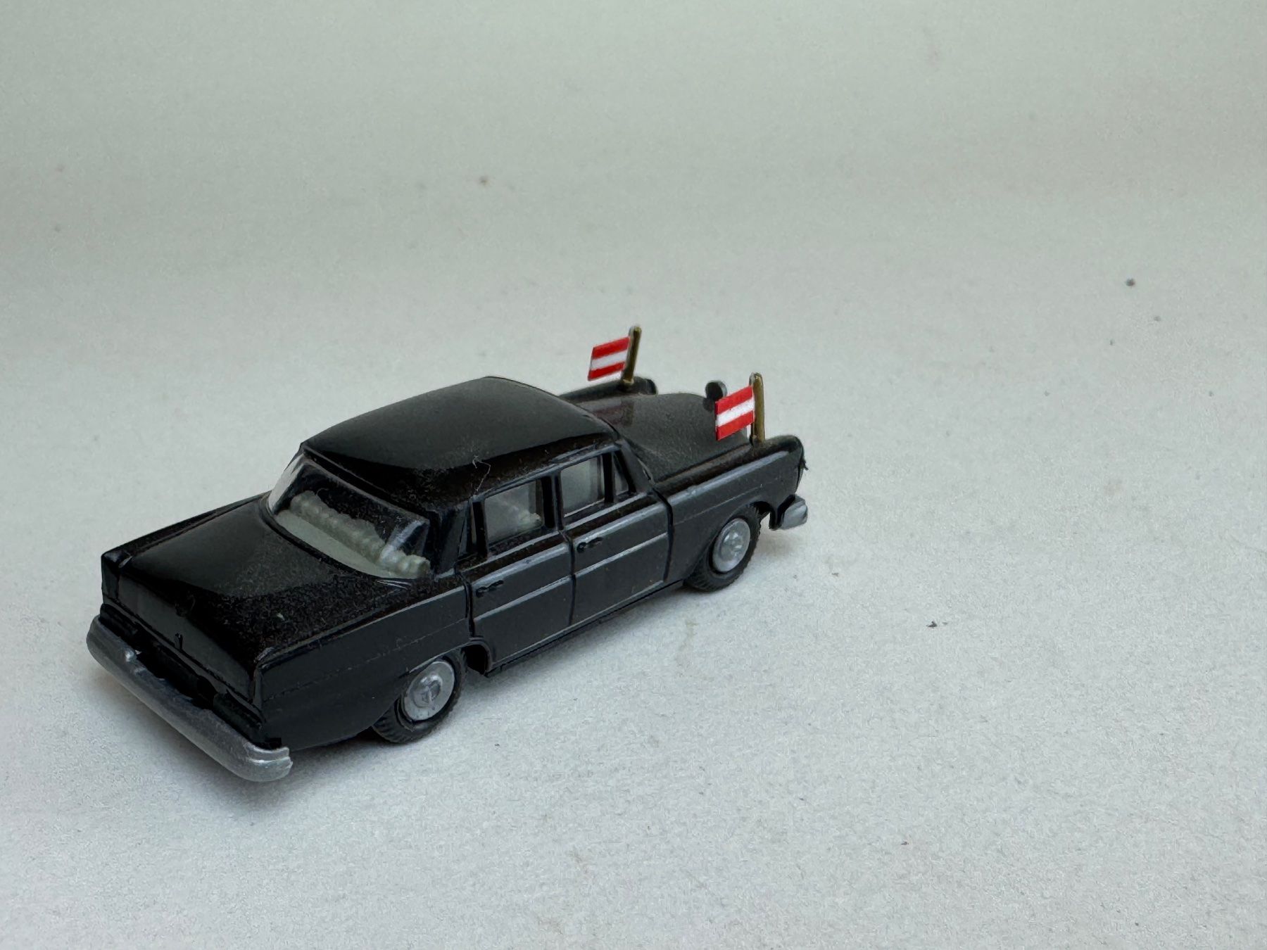 Mercedes-Benz Modellini d'auto: Prep Mercedes 200 schwarz mit Standarte – Usato da Elm venduto da Wikmtz 1