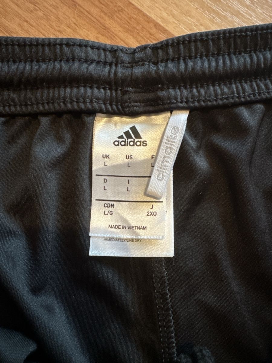 Adidas Pantaloni: Adidas Short Gr. L schwarz einf. Bundweite ca. 40 cm – Usato da Wald AR venduto da sim_m9vw 1