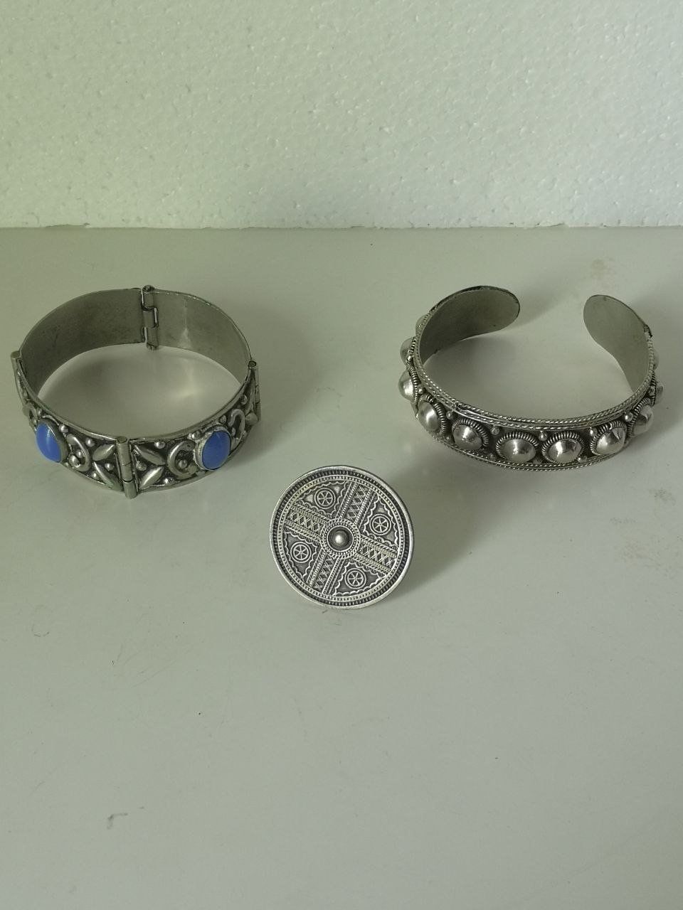 Altri gioielli: Zwei Armbänder und ein Ring aus Silber. – Usato da Bern venduto da Yunkom
