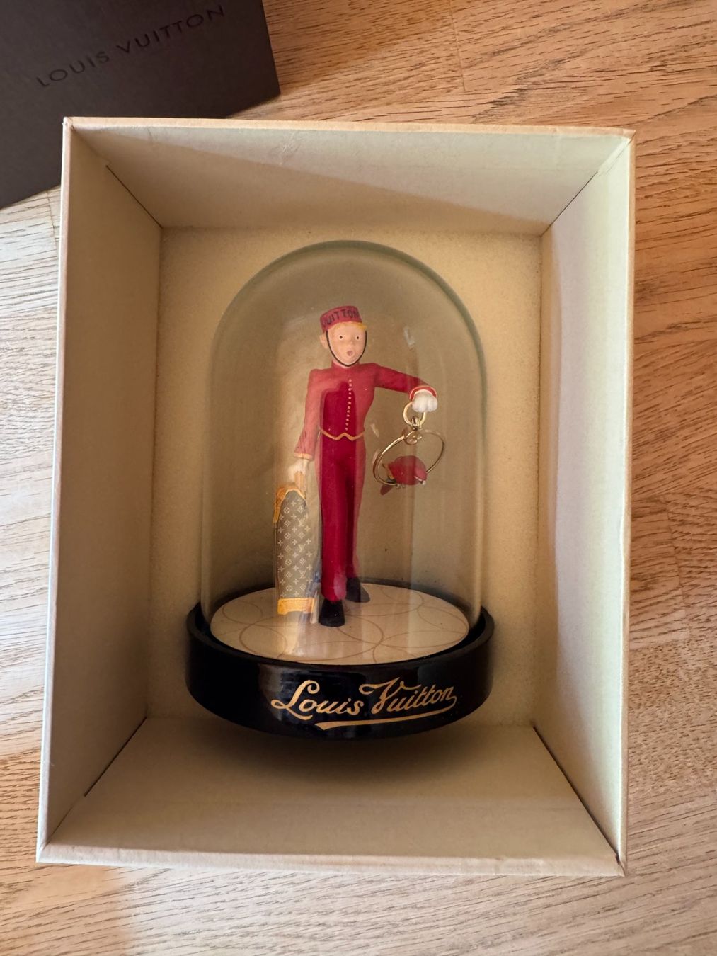 Tutte le decorazioni: Louis Vuitton Glass Porter Bell Boy Snow Globe – Usato da Luzern venduto da Antiquesonline 1