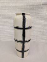 Keramik Vase mit schwarzen Streifen Karomuster