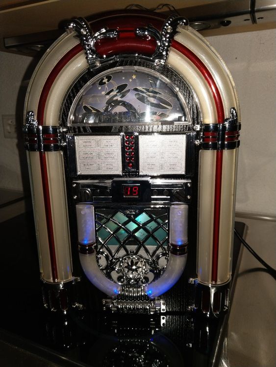 MINI JUKEBOX CD-PLAYER/ RADIO BELEUCHTETES DISPLAY | Kaufen auf Ricardo