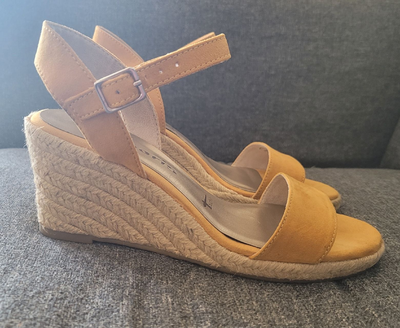 Tamaris Scarpe da donna: Tamaris Keilsandalen Ockerfarbe – Usato da Schmerikon venduto da 7855 1