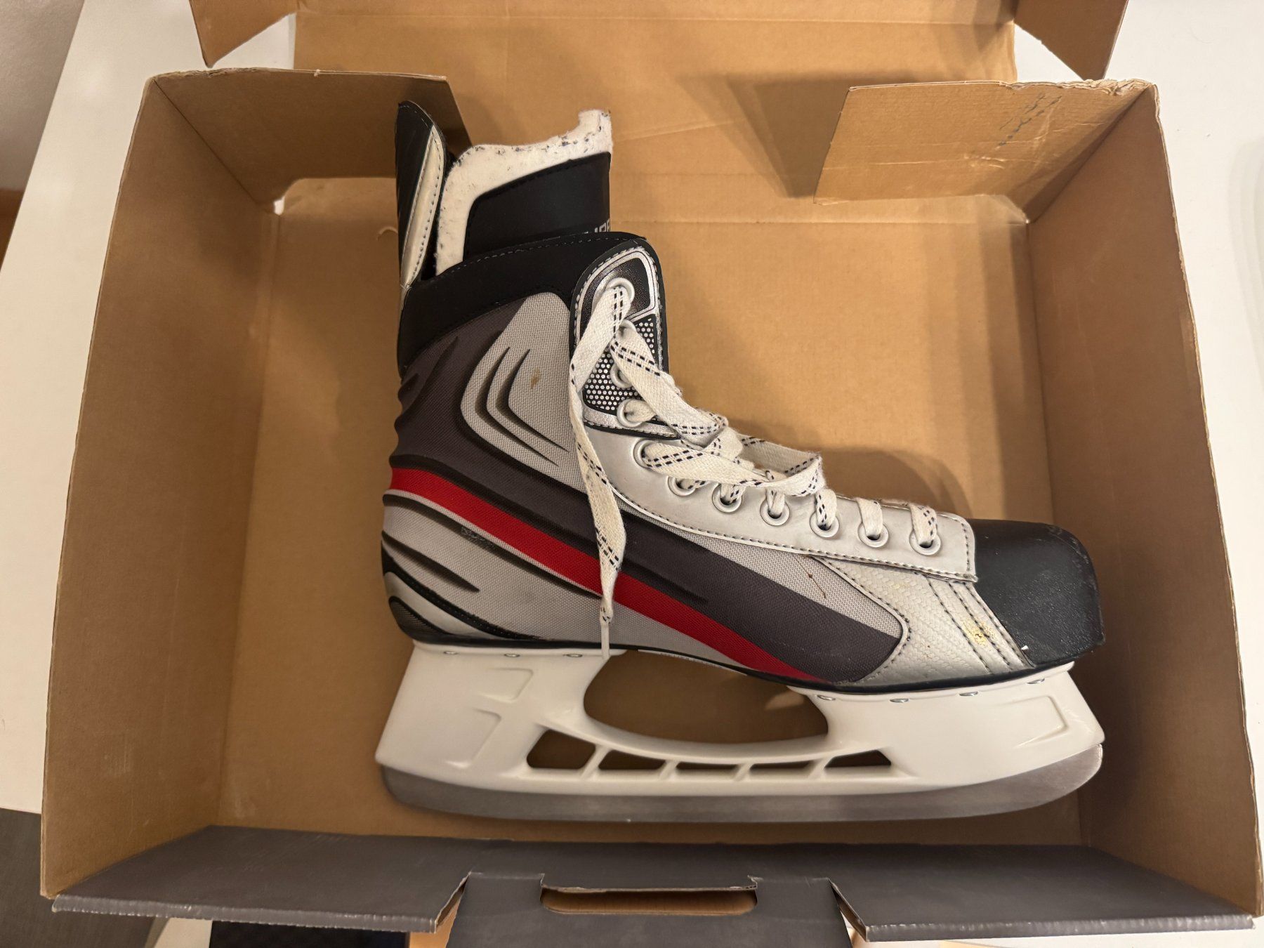 Bauer Pattini da ghiaccio: Bauer Schlittschuhe inkl Kufen schutz – Nuovo (secondo la descrizione) da Bülach venduto da Antonio97