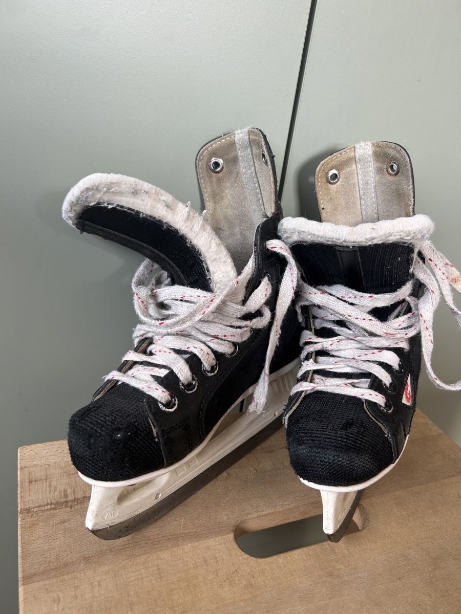 Pattini da ghiaccio: Patins à glace/ Schlittschuhe 31 – Usato da Corgémont venduto da Oli_89 1