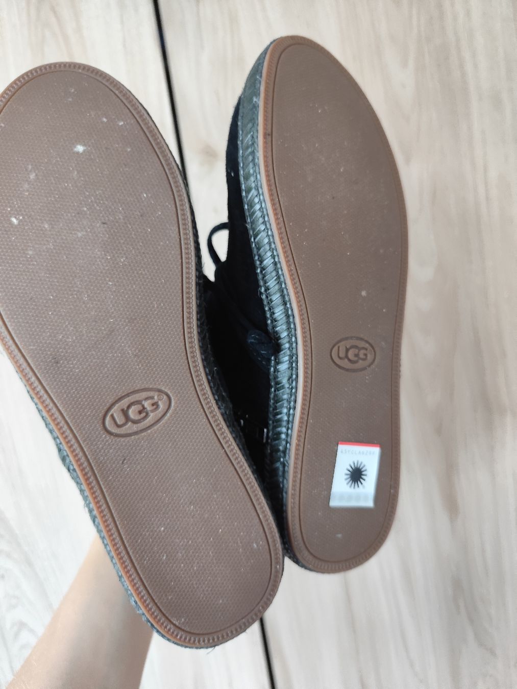 Ugg Scarpe da uomo: UGG Boots Black Suede Size 8 EU 39 with Box – Nuovo (secondo la descrizione) da Mägenwil venduto da VintageGirly 7