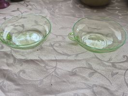 2 Uranglas Schalen gruen mit Henkel