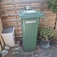 Grüne Abfalltonne mit Deckel und Rädern 140 Liter