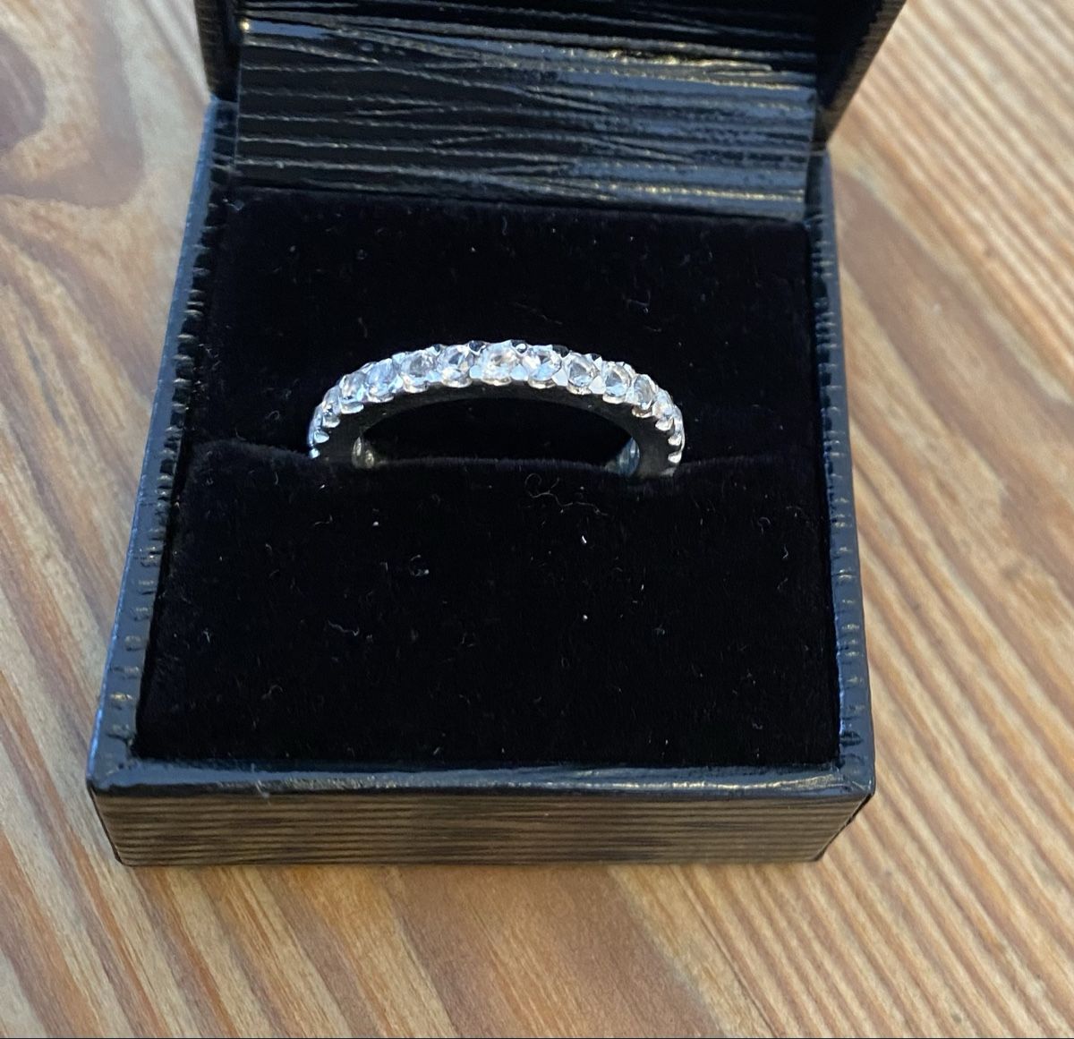 Anelli: Memoire Ring, silber mit weißen Saphiren. – Nuovo (secondo la descrizione) da Walenstadt venduto da Fedi59