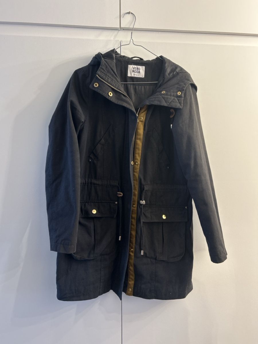 Vero Moda Giacche: Vero Moda Black Hooded Jacket – Usato da Marly venduto da redinaber