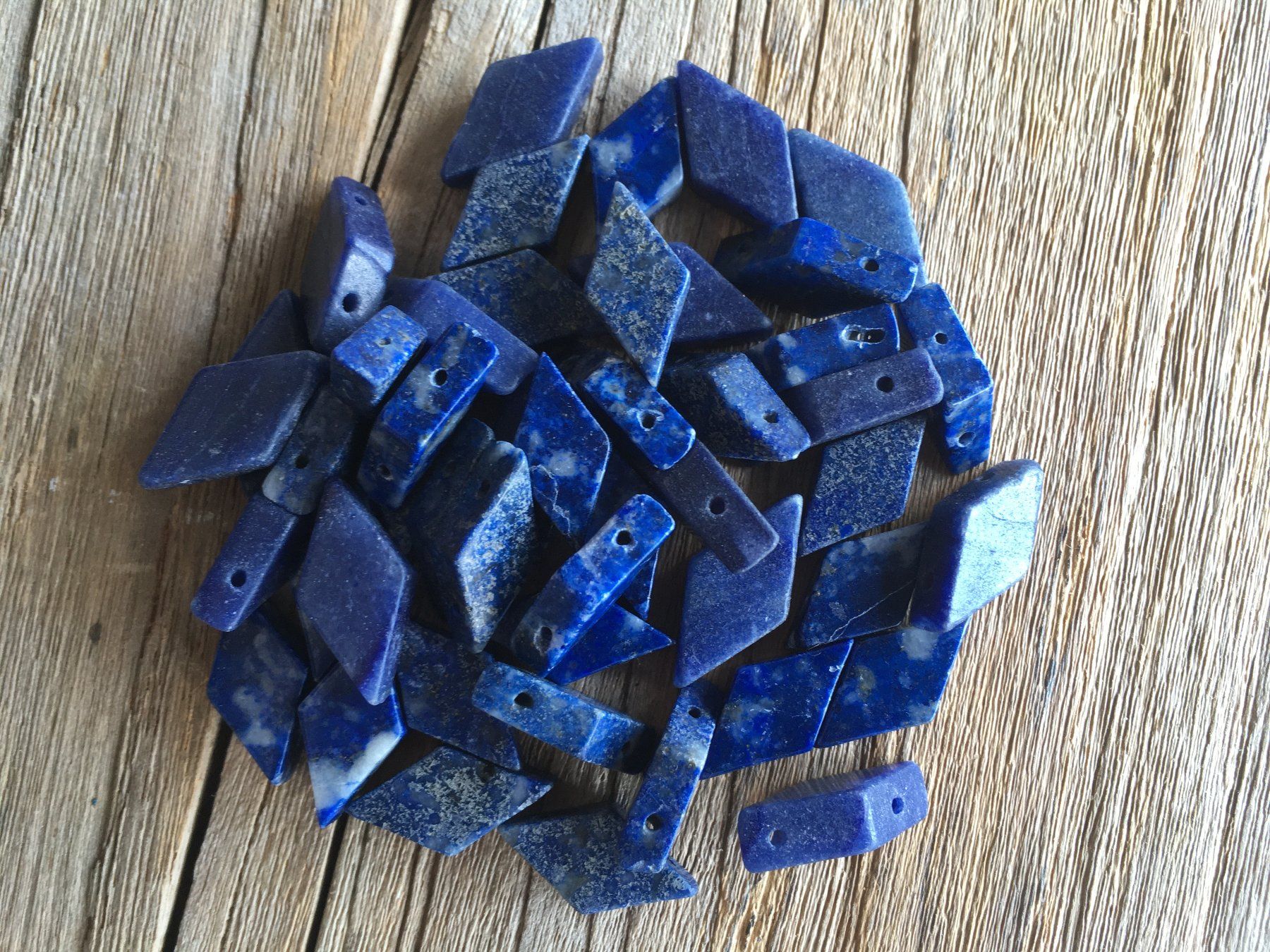 Mineralien & Heilsteine: SODALITH / LAPISLAZULI  KETTENSTEINE  GEBOHRT – Neu und originalverpackt aus Aesch ZH von LiquidAktion