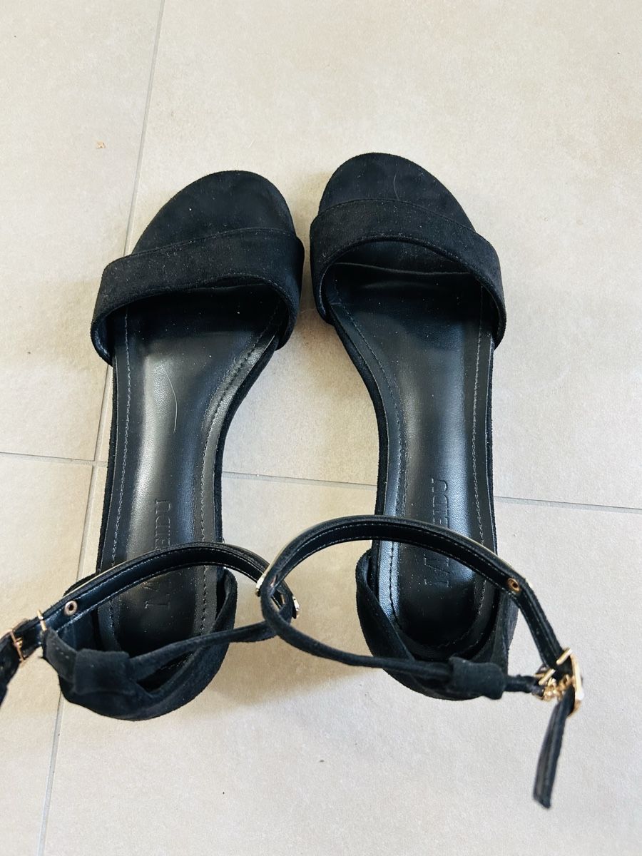 Chaussures femmes: Sandales noires décorées perles – Neuf (Voir description) à Founex par etswang 3