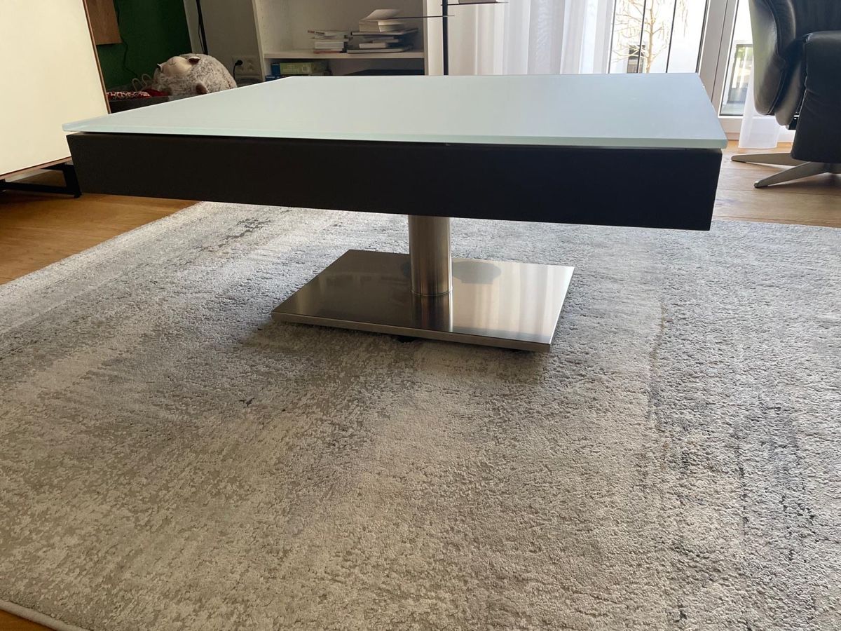 Tavoli: Moderner Couchtisch, Glasplatte, Metallfuss – Usato da Wil ZH venduto da Chinchinx