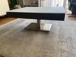 Moderner Couchtisch, Glasplatte, Metallfuss