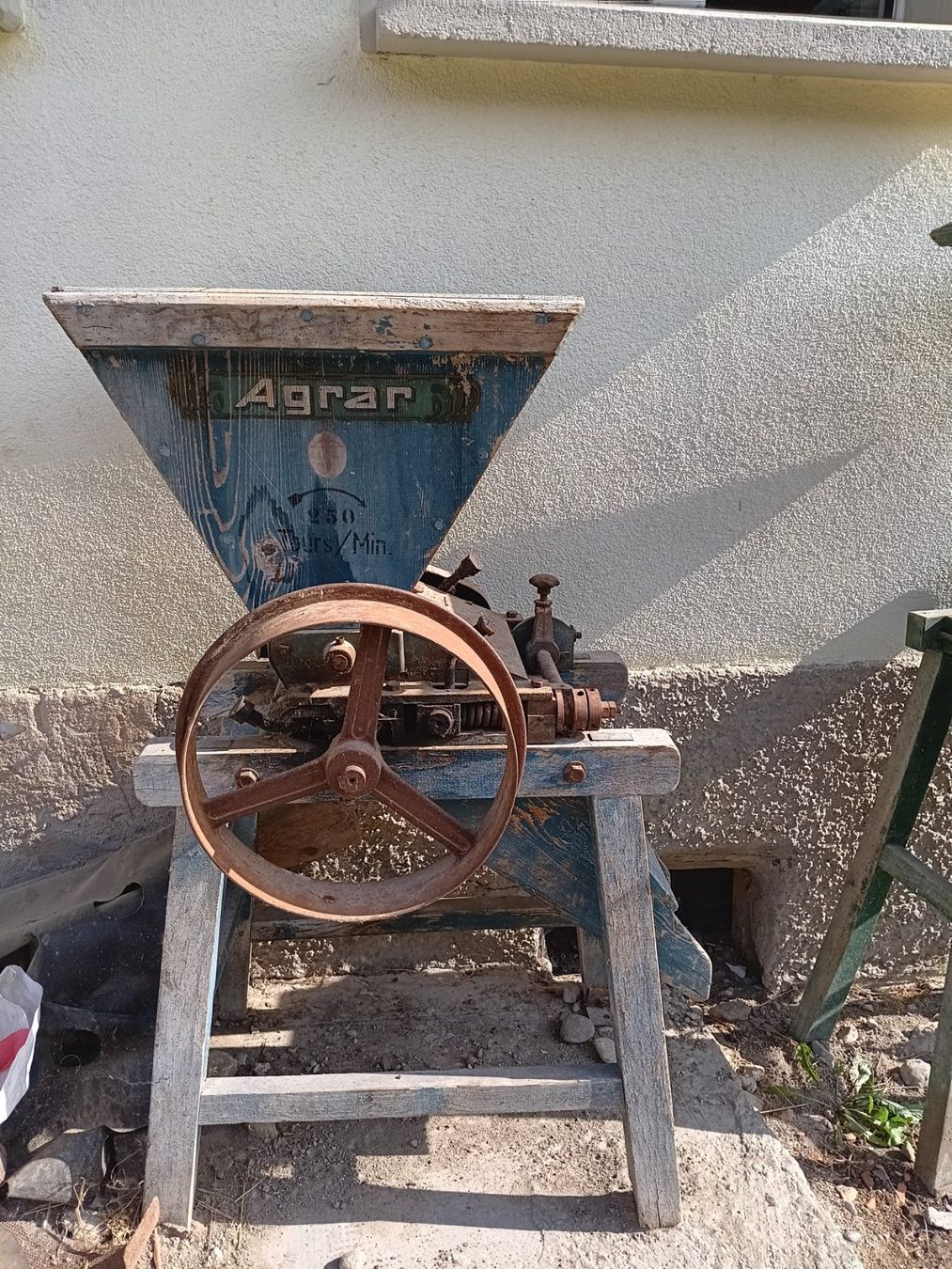 Tutte le macchine: Antike Hafermühle / Quetschmaschine – Usato da Reiden venduto da Nostos