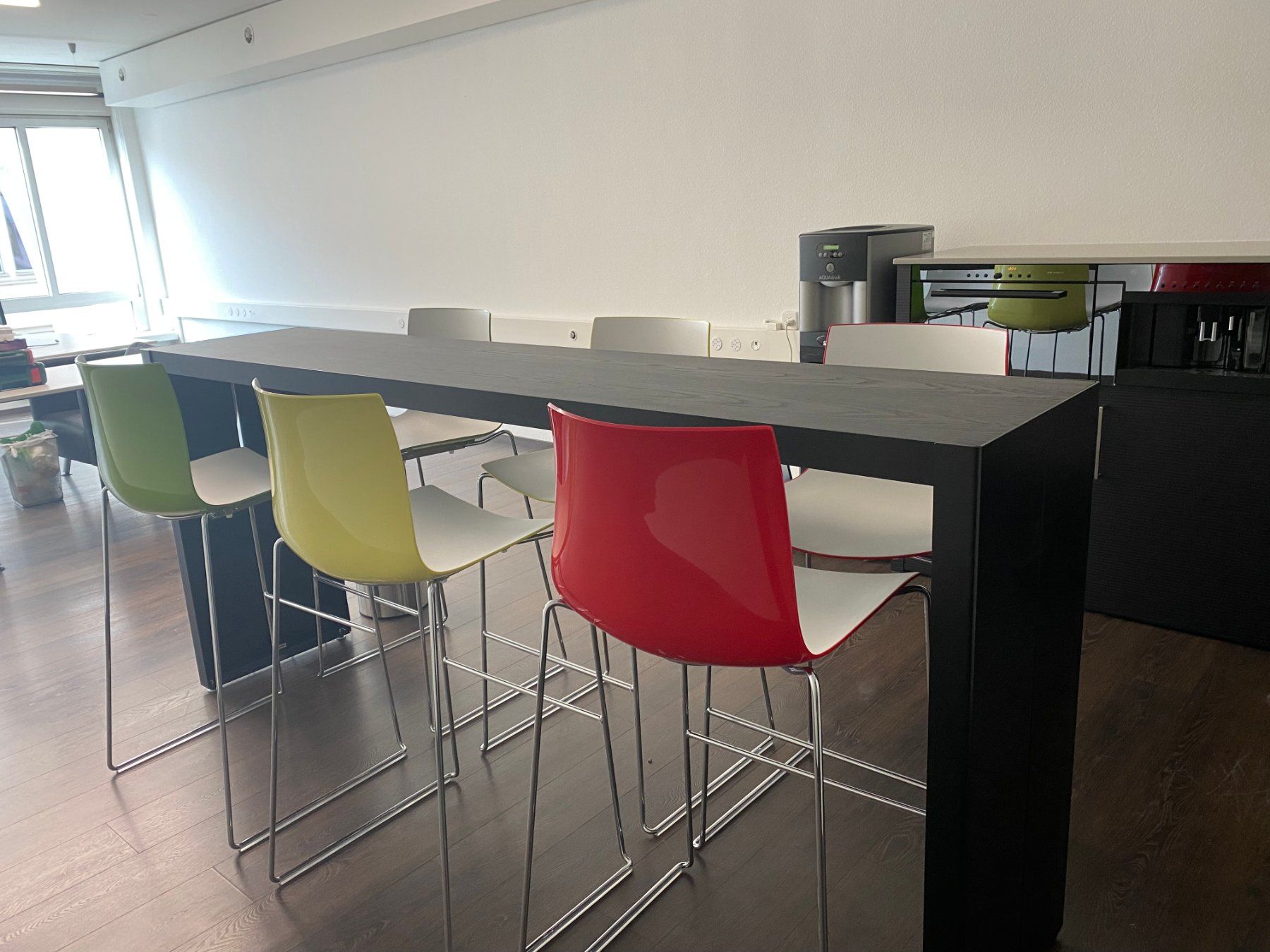 Arper Stühle: Arper Califa Chairs set of 6 + TABLE – Gebraucht aus Basel von ell_z898