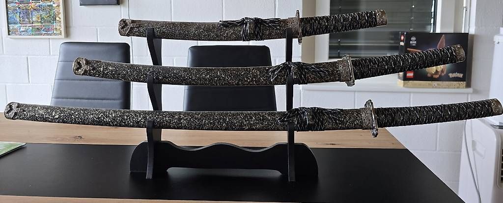 Internationale Kunst: Schwerter 3er Set mit Ständer guter Zustand – Gebraucht aus Eschen von DrWachter