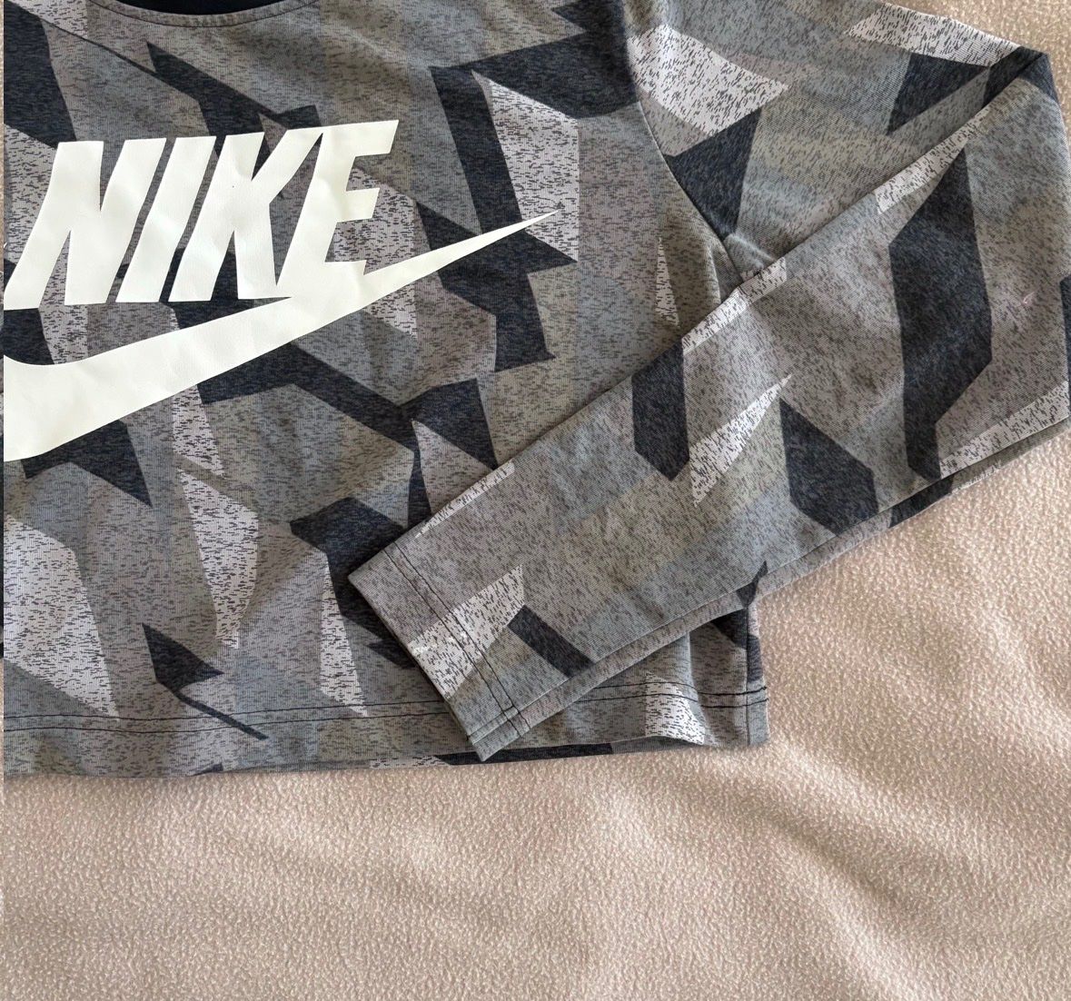 Nike Pullover & Sweatshirts: pull nike cropped – Gebraucht aus Montreux von m.mlkstn 2