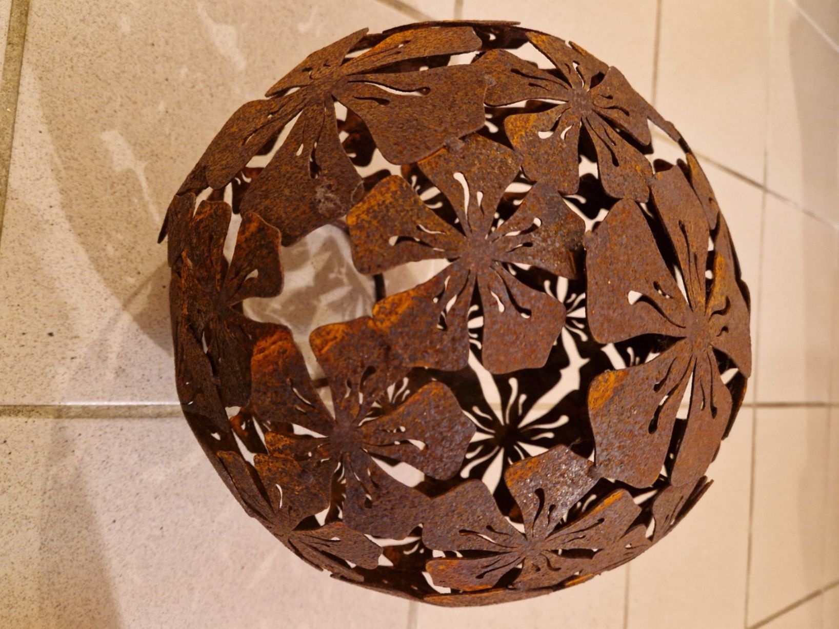 Tutte le decorazioni: Rostkugel Blumen D 30cm verformt – Nuovo e nell'imballaggio originale da Matzendorf venduto da Gartendeko-Shop