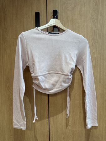 haut rose clair près du corp 