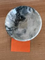 kleine Schale aus Stein (evtl. Moosachat)