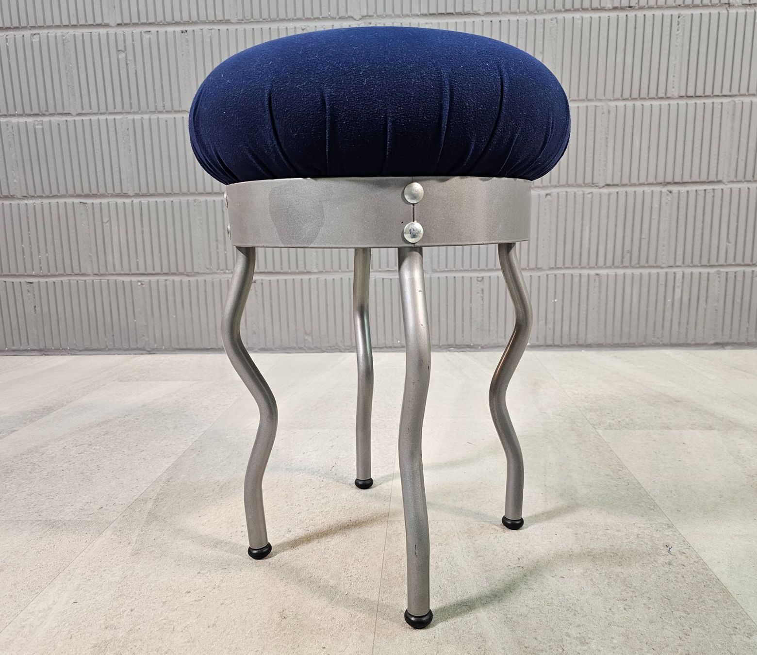 Ikea Sgabelli: 1995 IKEA Uri Stool by Per Ivar Ledang, Postmoderner Hocker – Usato da Nottwil venduto da Wondewa-Shop