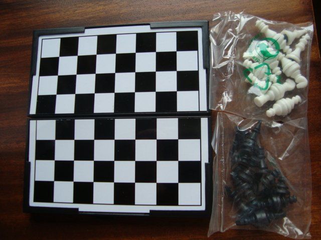 Giochi: Jeu d'échecs de voyage magnétique – Nuovo (secondo la descrizione) da Fribourg venduto da ruswil007 2