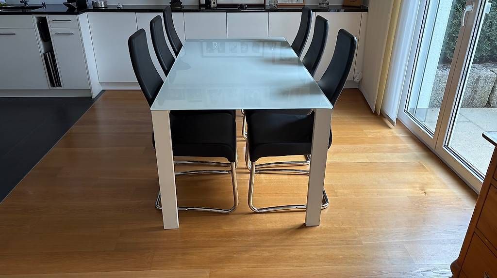 Tische: Esszimmertisch mit Stühlen – Gebraucht aus Niederweningen von erostyle
