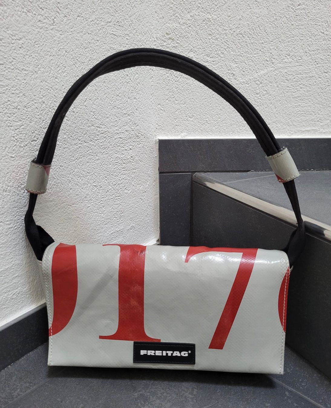 TOP RAR Freitag Laura F71 Bag / grey-red (17) / TOP RAR