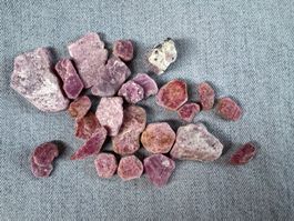 Rubin   Corundum   echte Rohsteine    unbehandelt natur