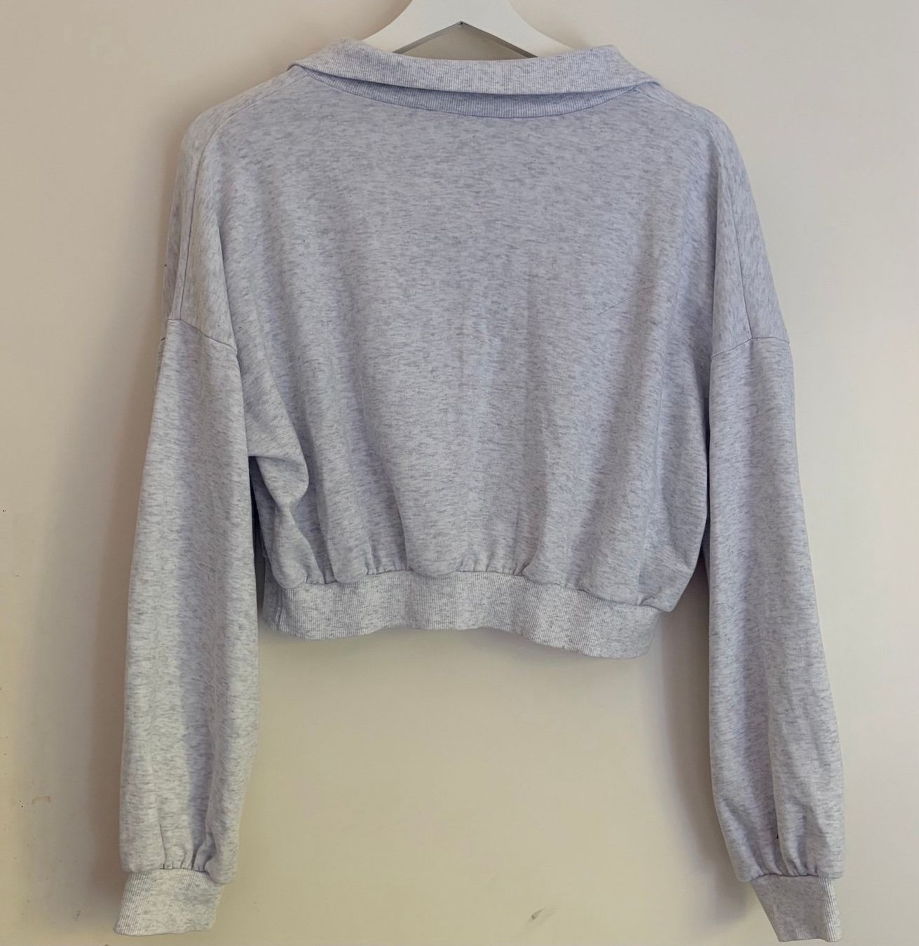 Pullover & Sweatshirts: Hellgrauer Cropped Pullover mit Polokragen – Gebraucht aus Berikon von nao_5qbr 3