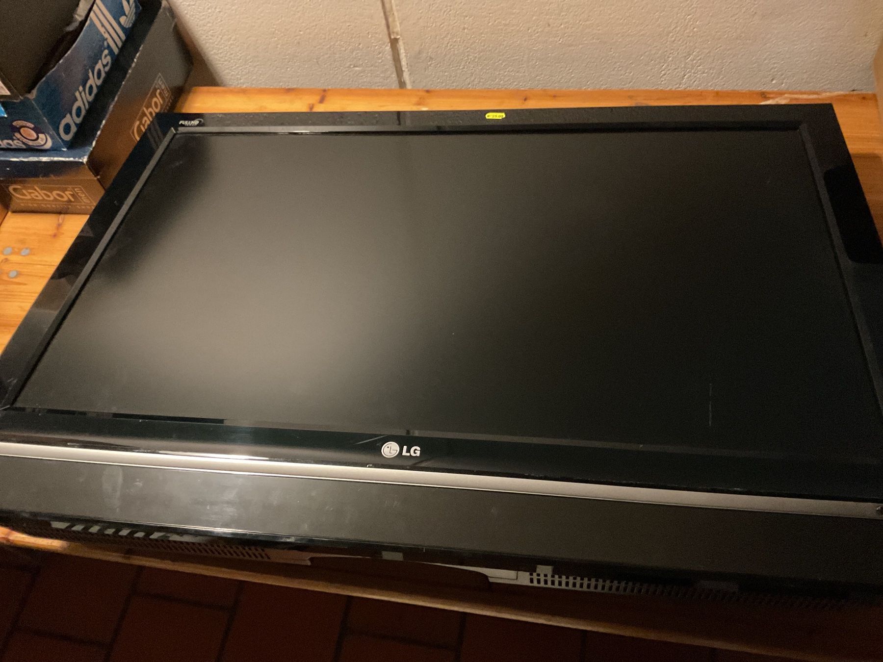 LG Monitor: LG  Flachbildschirm inkl. Wandhalterung – Usato da Uster venduto da Hotelliquidation