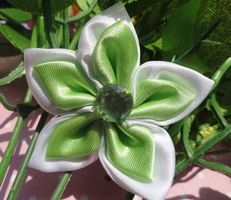 Applique fleur satin de tons 5cm VERT