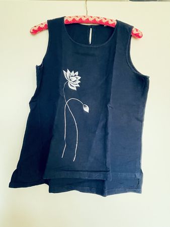 Blaues Baumwoll  Top mit Blumenstickerei, guter Zustand