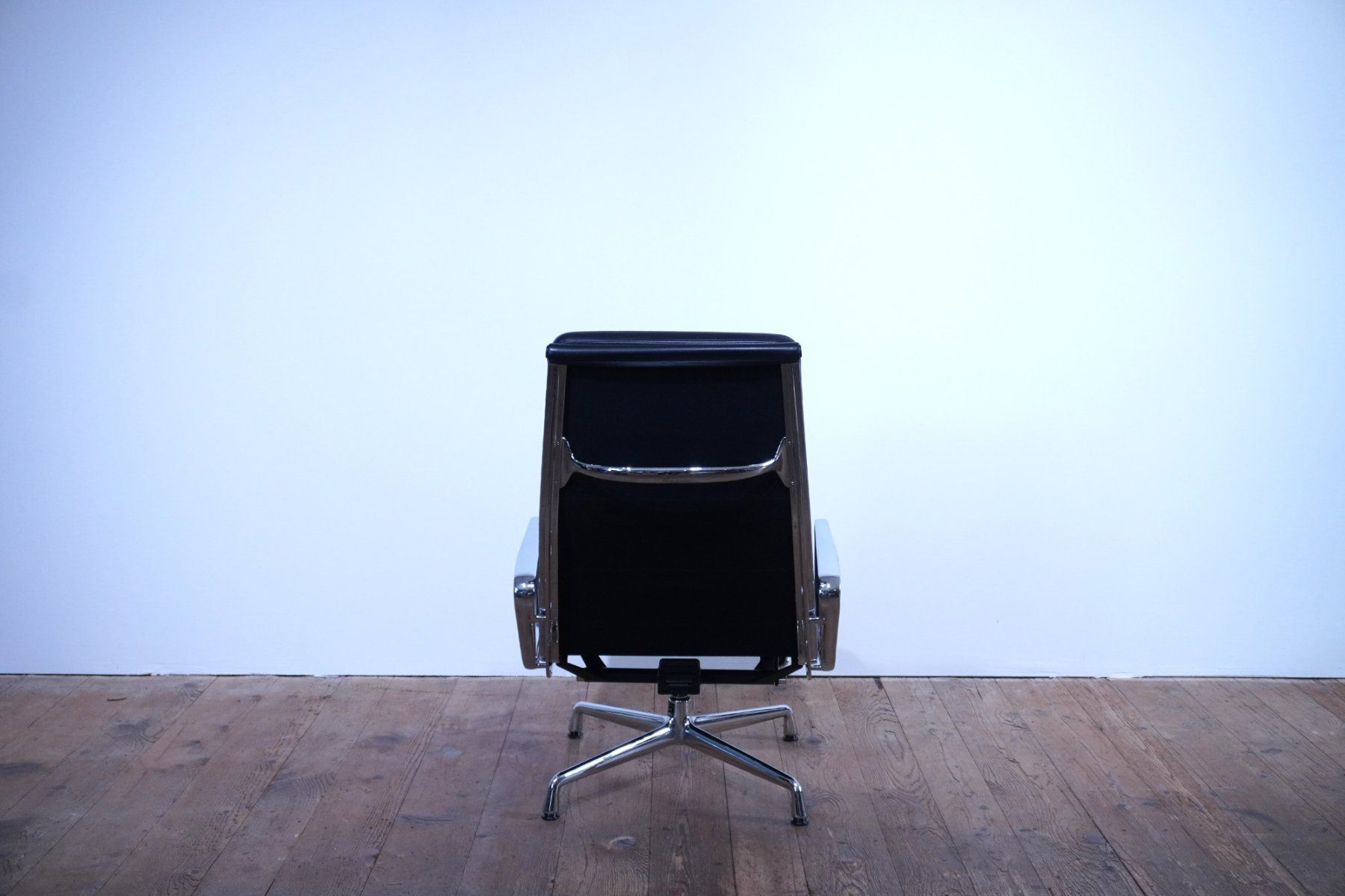 Vitra Sessel: Vitra Eames Soft Pad Lounge Chair EA222 Leder nero – Gebraucht aus Bad Zurzach von QLASSIQ 3