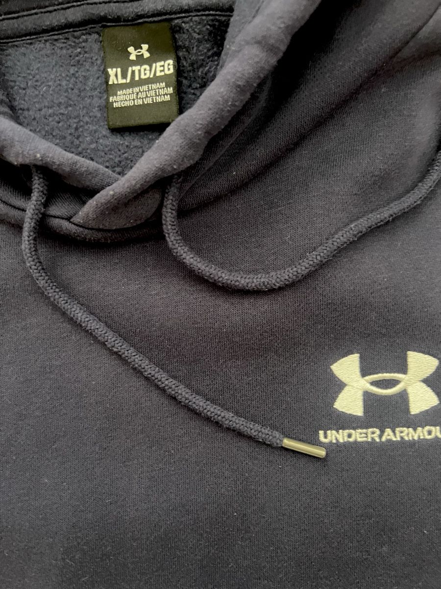 Under Armour Maglioni & Felpe: Under Armour Kapuzenpullover Grösse XL – Usato da Zürich venduto da 12Scheidi12 1