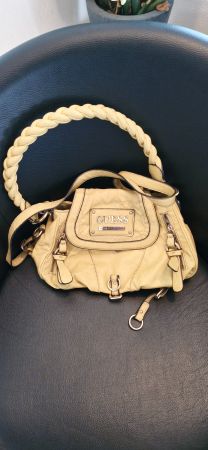 Guess Handtasche, hellgelb, mit geflochtenem Henkel👜✨