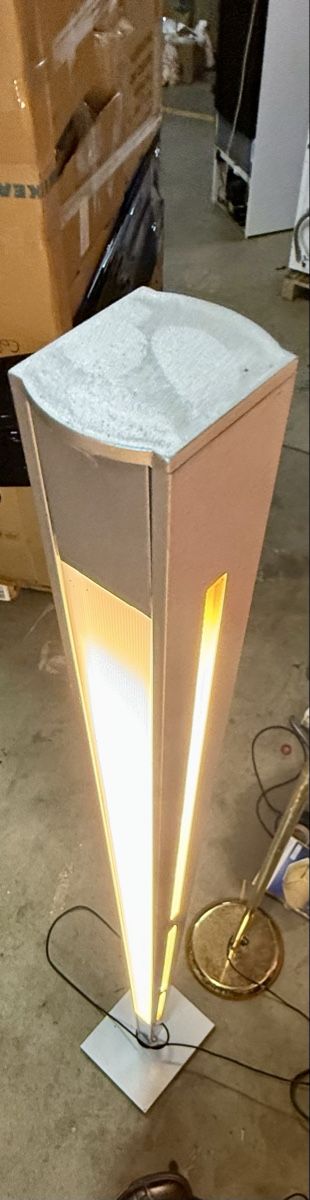 Lampen: Modern Design Floor Lamp, Silver Finish, Excellent Condition – Gebraucht aus Lausanne von vas_cdb2 1