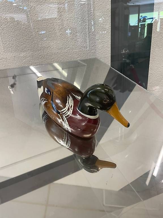 Vetrine: Mobile Vitrine mit Acrylglas und Schloss auf Rollfuss – Usato da Obernau venduto da Arche_Noah_Brocki 4