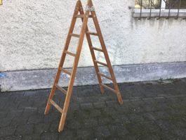 Alte Robuste Bockleiter für Deko im Haus