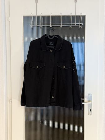 Veste en jean noir délavé avec des strass