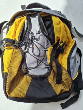 GELBER SPORTRUCKSACK MIT INTEG. REGENSCHUTZ & BAUCHGURT