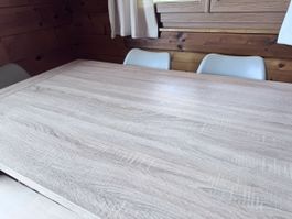 Table à vendre (sans les chaises) 