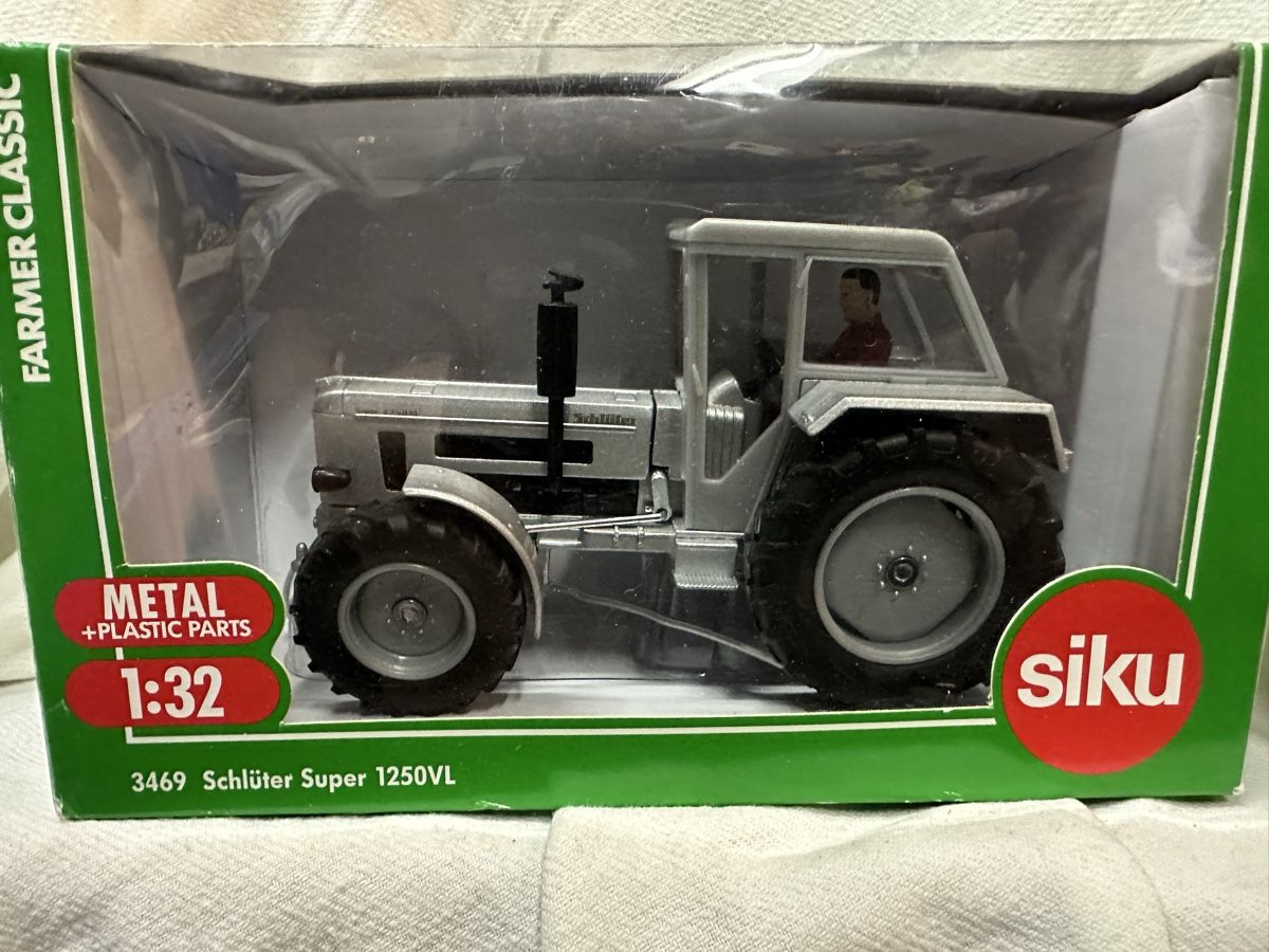 Siku Modellini d'auto: Siku schlüter traktor – Nuovo (secondo la descrizione) da Reinach AG venduto da rares75
