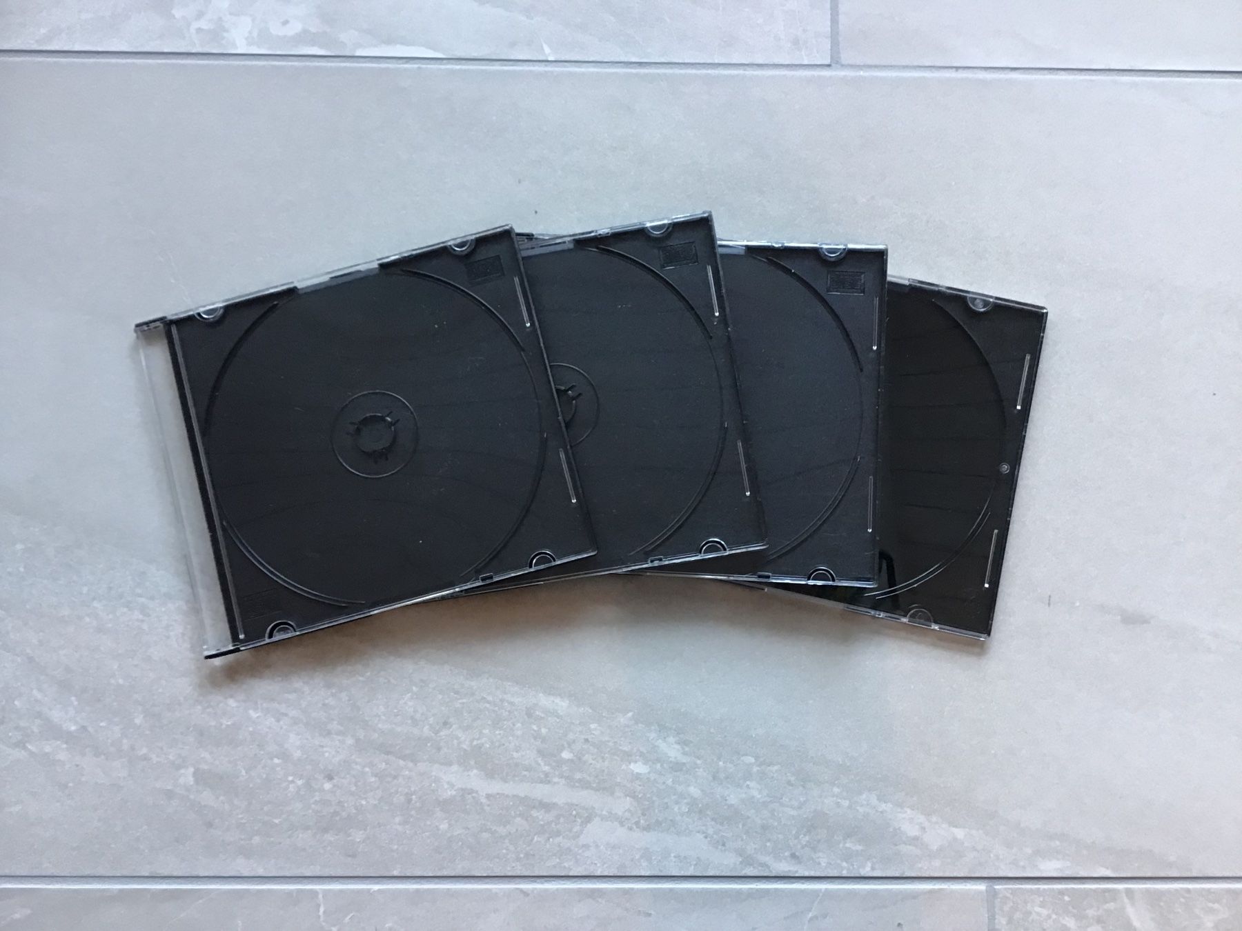 CD: CD Hülle 4-er Set dünn schwarz – Usato da Giswil venduto da Pingu109