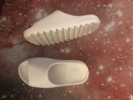 Yeezy slides 44 us 10